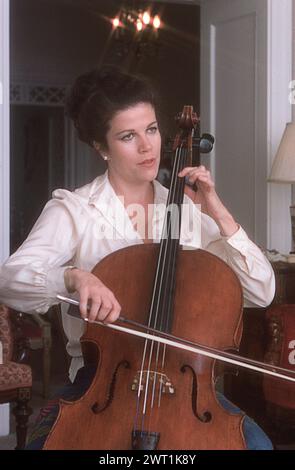 Ein Porträt der gefeierten Cellistin Christine Walevska, die vor allem für ihre vielen Aufnahmen bei Philips Records bekannt ist. Sie wurde die erste Konzertmusikerin, die unter dem Castro-Regime in Kuba auftrat und als 'Göttin des Cello' bezeichnet wurde. Dies ist ein Porträt von ihr, das sie Ende 1970s in ihrer Wohnung in Manhattan spielt. Stockfoto