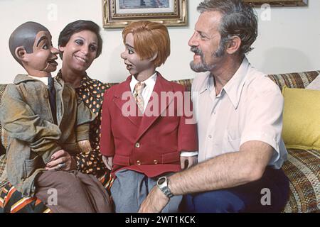 Paul Winchell und seine Frau Jean mit ihren beiden „Kindern“ Jerry Mahoney und Knucklehead Smiff. 1976 in seinem Haus in Sylamr, Kalifornien. Stockfoto