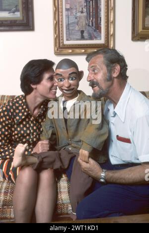 Ein lustiges Foto des Ventriloquisten, Erfinders, Renaissance-Mann Paul Winchell mit seiner Frau Jean und der Marionette, Knucklehead Smiff. In ihrem Haus in Sylmar, Kalifornien, 1976. Stockfoto