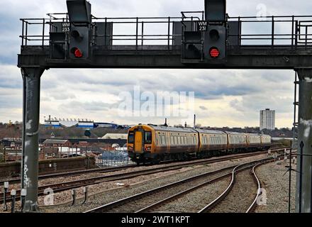 Ein Zug der West Midlands fährt am Bahnhof Birmingham Moor Street vorbei und fährt nach Whitlocks End. Stockfoto