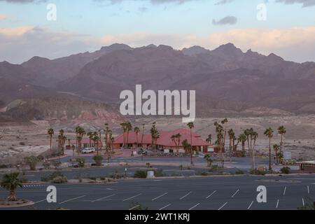 Das Callville Bay Resort und Marina Gebäude blickt direkt auf die Lake Mead Berge und die Landschaft im Hintergrund Stockfoto