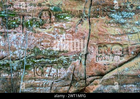 Die zerklüftete Schönheit der roten Klippen von Cesis ist ein Beweis für die Kraft der Natur, deren imposante Präsenz Besucher in Ehrfurcht versetzt Stockfoto