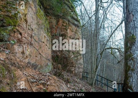 Mit ihrem feurigen Farbton und ihrer imposanten Statur erregen die roten Klippen von Cesis Aufmerksamkeit und ziehen Besucher von weit und breit an. Stockfoto