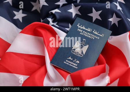 Blauer Pass der Palästinensischen Autonomiebehörde auf dem Hintergrund der US-Nationalflagge aus nächster Nähe. Tourismus und Diplomatie Stockfoto