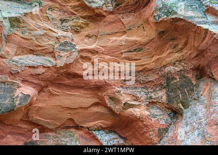 Wenn Sie sich in das Herz der roten Klippen von Cesis begeben, genießen Sie einen Panoramablick auf Lettlands atemberaubende Landschaft Stockfoto