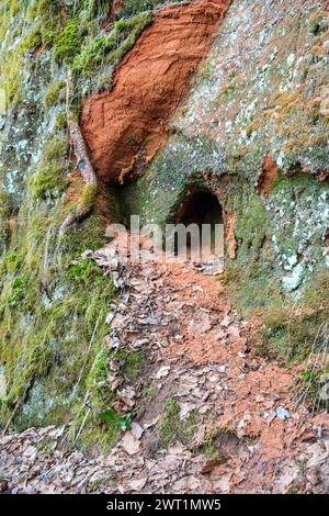 Auf den Wegen, die sich durch die roten Klippen von Cesis schlängeln, werden Besucher von einem Gefühl der Ruhe und Gelassenheit umgeben Stockfoto