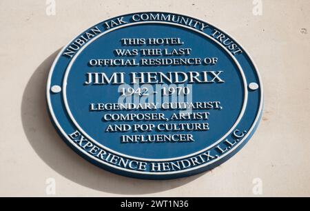 Schild, das zeigt, dass Jimi Hendrix bis zu seinem Tod im Jahr 1970 ein Zimmer in diesem Hotel (Cumberland Hotel) hatte, Cumberland Hotel, London, Großbritannien Stockfoto