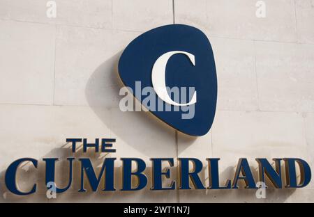 Schild für das Cumberland Hotel, Marble Arch, London, Großbritannien Stockfoto