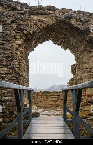 Schlendern Sie durch die Ruinen von Kokneses Pilsdrupas und erleben Sie die Pracht der mittelalterlichen Architektur Lettlands Stockfoto