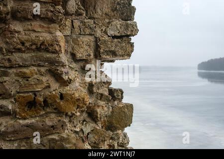 Tauchen Sie ein in die Atmosphäre von Kokneses Pilsdrupas, wo die antiken Ruinen ein Gefühl von Staunen und Ehrfurcht hervorrufen Stockfoto