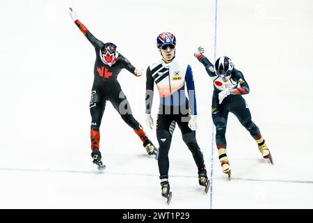 ROTTERDAM - 05.03.2024, (l-r) Steven Dubois (CAN), Daeheon Hwang (KOR), Kosei Hayashi (JAP) während des 1500-Meter-Viertelfinals der Männer bei den Kurzstrecken-Weltmeisterschaften in Ahoy. ANP KOEN VAN WEEL Stockfoto