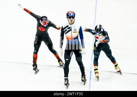 ROTTERDAM - 05.03.2024, (l-r) Steven Dubois (CAN), Daeheon Hwang (KOR), Kosei Hayashi (JAP) während des 1500-Meter-Viertelfinals der Männer bei den Kurzstrecken-Weltmeisterschaften in Ahoy. ANP KOEN VAN WEEL Stockfoto