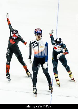 ROTTERDAM - 05.03.2024, (l-r) Steven Dubois (CAN), Daeheon Hwang (KOR), Kosei Hayashi (JAP) während des 1500-Meter-Viertelfinals der Männer bei den Kurzstrecken-Weltmeisterschaften in Ahoy. ANP KOEN VAN WEEL Stockfoto