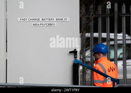 Ein Arbeiter in der Nähe einer Schnellladebatterie während der Demonstration für den Schnellladebatteriezug der Great Western Railway an der West Ealing Station in London. Bilddatum: Freitag, 15. März 2024. Stockfoto