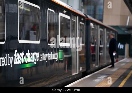 Der Schnellladezug der Great Western Railway an der West Ealing Station, London. Bilddatum: Freitag, 15. März 2024. Stockfoto