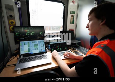 Während der Demonstration für den Schnellladezug der Great Western Railway auf der Greenwood-Zweigstrecke, London, überwacht ein Arbeiter den Batteriezustand. Bilddatum: Freitag, 15. März 2024. Stockfoto
