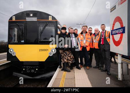 GWR-Mitarbeiter posieren neben dem Schnellladezug der Great Western Railway an der Greenford Station, London. Bilddatum: Freitag, 15. März 2024. Stockfoto