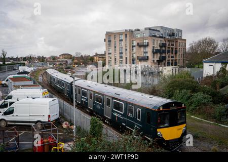 Der Schnellladezug der Great Western Railway in der Nähe der West Ealing Station, London. Bilddatum: Freitag, 15. März 2024. Stockfoto
