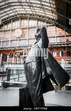 Sir John Betjeman Statue am Bahnhof St. Pancras, London, England Stockfoto