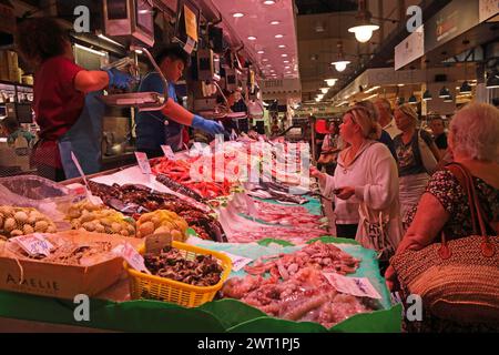 Frischer Fisch am Fischhändler-Stand in Mercat de l'Olivar, Palma Stockfoto