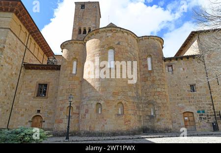 Kloster San Salvador de Leyre (romanisch, 9.-17. Jahrhundert). Apsis und Glockenturm. Yesa, Comunidad Foral de Navarra, Spanien. Stockfoto