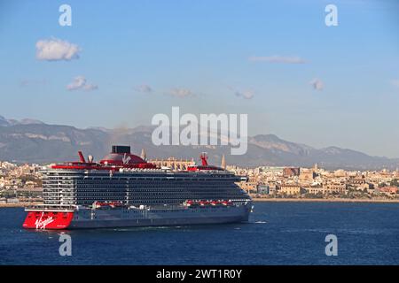 Virgin Voyages Kreuzfahrtschiff „Valiant Lady“ im Hafen von Palma Stockfoto