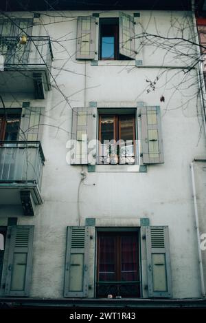 fenster mit Fensterläden in einem Wohnhaus. Hochwertige Fotos Stockfoto