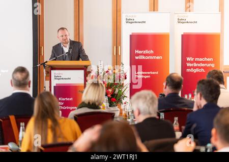 Eisenach, Deutschland. März 2024. Christian Leye (hinten links), Generalsekretär der Allianz Sahra Wagenknecht, spricht auf der Gründungsversammlung der Allianz Thüringen Sahra Wagenknecht (BSW) im Hotel Thüringer Hof. Quelle: Michael Reichel/dpa/Alamy Live News Stockfoto