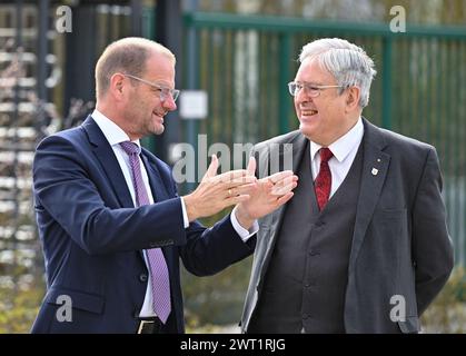 15. März 2024, Brandenburg, Neuenhagen: Jörg Steinbach (r, SPD), brandenburgischer Wirtschaftsminister, spricht mit Stefan Kapferer, CEO 50Hertz, auf dem Gelände des Umspannwerks Neuenhagen bei der Inbetriebnahme der Hochspannungsleitung Nordring Berlin. Mit dem Nordring Berlin bildet 50Hertz einen weiteren wichtigen Baustein, um den Großraum Berlin und Brandenburg mit erneuerbaren Energien zu versorgen und damit als attraktiven Wirtschaftsstandort zu stärken. Sie stärkt auch die Versorgungssicherheit im größeren Bereich der Hauptstadt und den wichtigen Netzanschluss des Stahlwerks Stockfoto