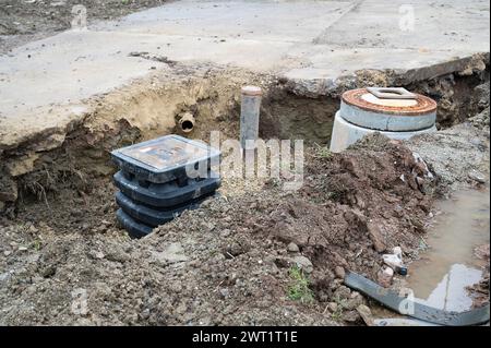 Austausch von Leckagen in der Wasserleitung, Reparatur von Abflüssen, Notdienst, Baustelle Stockfoto