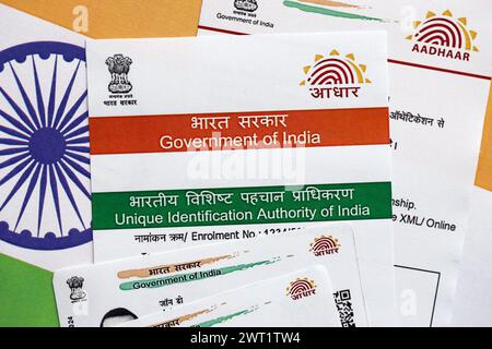 Indische Aadhaar-Karte von der Unique Identification Authority of India auf indischer Flagge Nahaufnahme Stockfoto