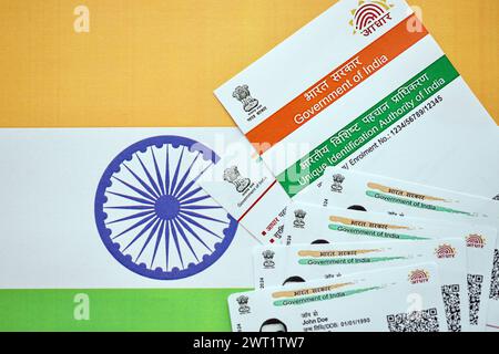 Indische Aadhaar-Karte von der Unique Identification Authority of India auf indischer Flagge Nahaufnahme Stockfoto