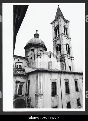 Abruzzen L'Aquila Sulmona Museo Civico. Hutzel, Max 1960-1990 Museo Civico Schätze: Diese Objekte (Tesoro del Pio Istituto della SS. Annunziata und Tesoro della Cattedrale) befinden sich heute im Tresor einer Bank, nicht im Museo Civico, wie in Hutzels Foto-Kampagnennotizen vom August 1984 erwähnt. Zu den Schätzen zählen: Ein silbernes Prozessionskreuz (14. Jahrhundert), ein Gold-, Silber- und Emailkelkelch (13. Jahrhundert), ein Gold- und Silbercrosier mit Skulpturen zur Verkündigung (13. Jahrhundert), ein Silber- und Goldreliquar mit Glas (13. Jahrhundert), ein Silberdiadem (13. Jahrhundert) Stockfoto