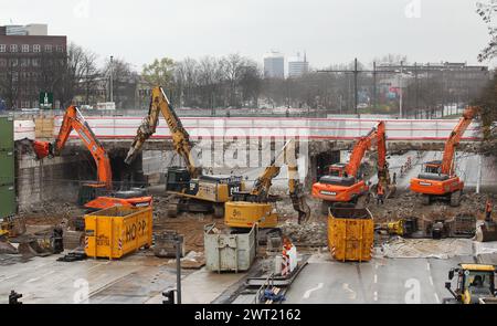 Abrissarbeiten an der Berlinertordammbrücke. Die Brücke wird in zwei Bauabschnitten abgebrochen und neu gebaut. Hohenfelde Hamburg *** Abbrucharbeiten am Berlinertordamm die Brücke wird in zwei Bauabschnitten abgerissen und umgebaut Hohenfelde Hamburg Stockfoto