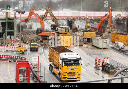 Abrissarbeiten an der Berlinertordammbrücke. Die Brücke wird in zwei Bauabschnitten abgebrochen und neu gebaut. Hohenfelde Hamburg *** Abbrucharbeiten am Berlinertordamm die Brücke wird in zwei Bauabschnitten abgerissen und umgebaut Hohenfelde Hamburg Stockfoto