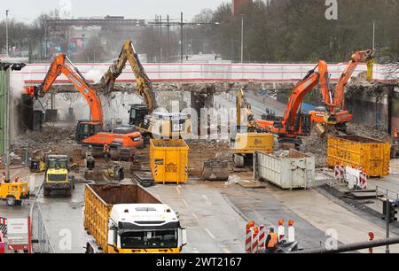 Abrissarbeiten an der Berlinertordammbrücke. Die Brücke wird in zwei Bauabschnitten abgebrochen und neu gebaut. Hohenfelde Hamburg *** Abbrucharbeiten am Berlinertordamm die Brücke wird in zwei Bauabschnitten abgerissen und umgebaut Hohenfelde Hamburg Stockfoto