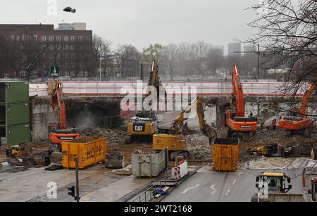 Abrissarbeiten an der Berlinertordammbrücke. Die Brücke wird in zwei Bauabschnitten abgebrochen und neu gebaut. Hohenfelde Hamburg *** Abbrucharbeiten am Berlinertordamm die Brücke wird in zwei Bauabschnitten abgerissen und umgebaut Hohenfelde Hamburg Stockfoto