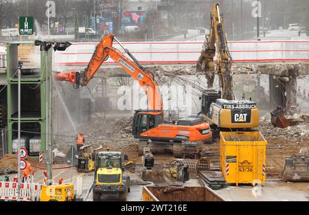 Abrissarbeiten an der Berlinertordammbrücke. Die Brücke wird in zwei Bauabschnitten abgebrochen und neu gebaut. Hohenfelde Hamburg *** Abbrucharbeiten am Berlinertordamm die Brücke wird in zwei Bauabschnitten abgerissen und umgebaut Hohenfelde Hamburg Stockfoto