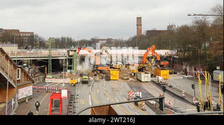 Abrissarbeiten an der Berlinertordammbrücke. Die Brücke wird in zwei Bauabschnitten abgebrochen und neu gebaut. Hohenfelde Hamburg *** Abbrucharbeiten am Berlinertordamm die Brücke wird in zwei Bauabschnitten abgerissen und umgebaut Hohenfelde Hamburg Stockfoto