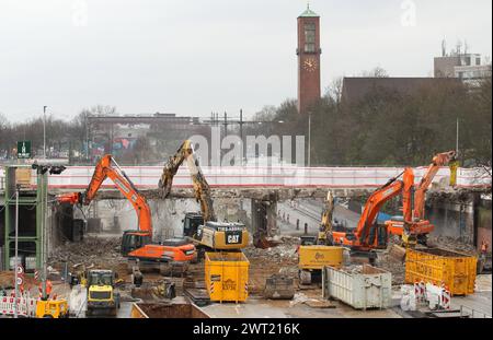 Abrissarbeiten an der Berlinertordammbrücke. Die Brücke wird in zwei Bauabschnitten abgebrochen und neu gebaut. Hohenfelde Hamburg *** Abbrucharbeiten am Berlinertordamm die Brücke wird in zwei Bauabschnitten abgerissen und umgebaut Hohenfelde Hamburg Stockfoto