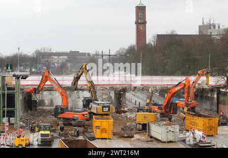 Abrissarbeiten an der Berlinertordammbrücke. Die Brücke wird in zwei Bauabschnitten abgebrochen und neu gebaut. Hohenfelde Hamburg *** Abbrucharbeiten am Berlinertordamm die Brücke wird in zwei Bauabschnitten abgerissen und umgebaut Hohenfelde Hamburg Stockfoto