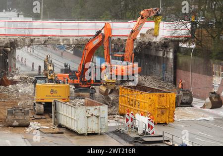 Abrissarbeiten an der Berlinertordammbrücke. Die Brücke wird in zwei Bauabschnitten abgebrochen und neu gebaut. Hohenfelde Hamburg *** Abbrucharbeiten am Berlinertordamm die Brücke wird in zwei Bauabschnitten abgerissen und umgebaut Hohenfelde Hamburg Stockfoto