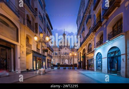 Blick auf die Stadt Saragossa, Spanien. Das Gebäude am Ende der Straße ist die Kathedrale-Basilika unserer Lieben Frau von der Säule. Stockfoto