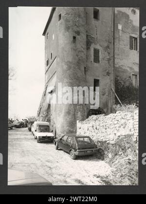 Lazio Roma Subiaco Rocca Abbaziale. Hutzel, Max 1960-1990 aus nächster Nähe: Außenansicht der Burg, Portale, päpstliche Wappen. Innenblick auf Eingangshalle, Kapelle, Appartamento dei Colonna, Appartamento di Pio VI und Camara di Pio VI, mit vielen Detailblicken auf Decken- und Wandfresken. Allgemeine Anmerkungen: Ansichten 1-7 extrahiert und separat unter Allgemeine Ansichten abgelegt. Der in Deutschland geborene Fotograf und Gelehrte Max Hutzel (1911–1988) fotografierte in Italien von den frühen 1960er Jahren bis zu seinem Tod. Das Ergebnis dieses Projekts, das Hutzel als Foto Arte Minore bezeichnet, ist eine gründliche Dokumentation des Kunsthisto Stockfoto