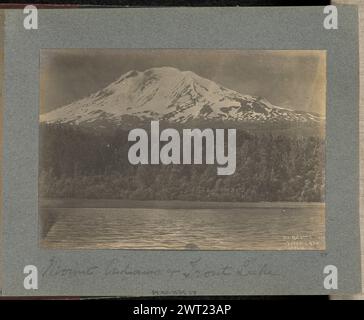 Mount Adams und Trout Lake. J. F. Ford, Fotograf (Amerikaner, aktive 1900er Jahre) ca. 1900 Blick auf den Mount Adams und den umliegenden Wald von der anderen Seite des Trout Lake. (Recto, Bild) unten rechts, handgeschrieben im negativ: 'MT. Adams from / Trout Lake.“ Unten rechts, unten rechts auf dem Ausdruck, handgeschrieben in schwarzer Tinte: '27' Stockfoto