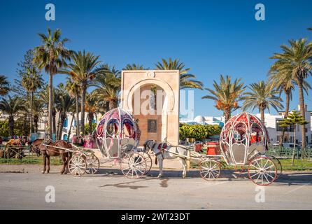 Dekorierte Pferdekutschen oder Kaleches warten auf Touristen in Mahdia, Tunesien. Stockfoto