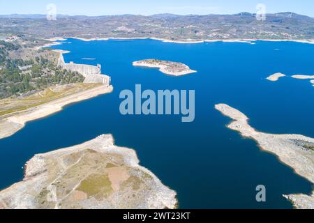 Aus der Vogelperspektive von einer Drohne auf den Stausee Pisoes Alto Rabagao in der Region tras-os-montes. rat von Montalegre. Nördlich von Portugal Stockfoto