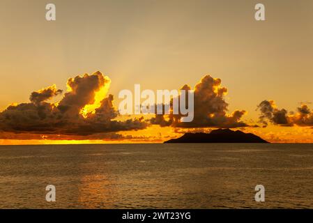 Island Silhouette von der Insel Mahe aus gesehen. Die Insel Silhouette liegt 20 km nordwestlich von Mahé auf den Seychellen. Es ist die drittgrößte Granitinsel in Stockfoto