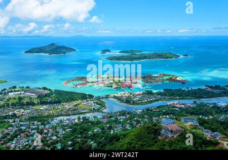 Hauptstadt Victoria mit Insel Eden im Vordergrund. Sainte Anne Marine Nationalpark mit 8 Inseln in der Mitte: Ste. Anne Island, Cerf Island Stockfoto