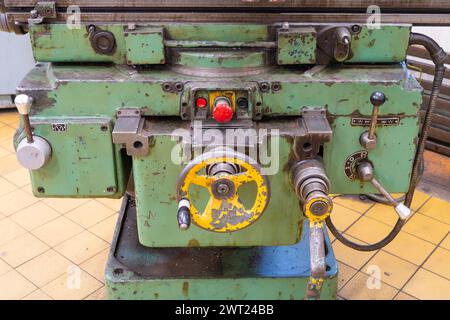 Alte grüne, abgenutzte Bedienknöpfe und Drehregler der Fräsmaschine in einer Werkstatt Stockfoto